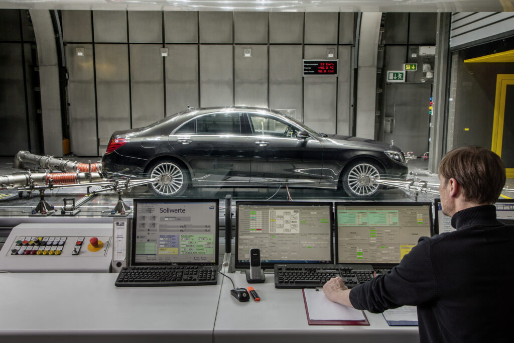 Mercedes-Benz S-Class with R744 AC system testing at a simulated 32km/h in a chamber set to 40°C and 40% relative humidity.